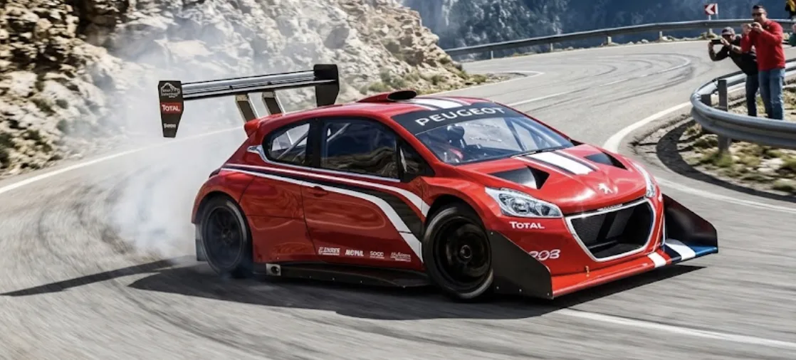 Peugeot 208 T16 : Pikes Peak ou R5, deux voitures que tout oppose