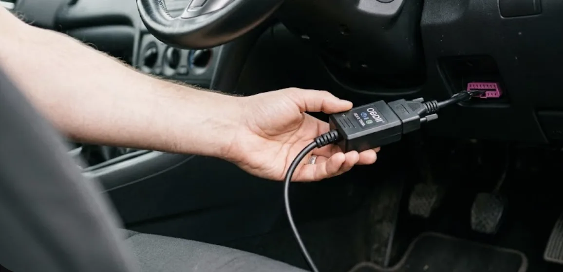 Où se trouve la prise OBD2 sur une Peugeot 208 ?