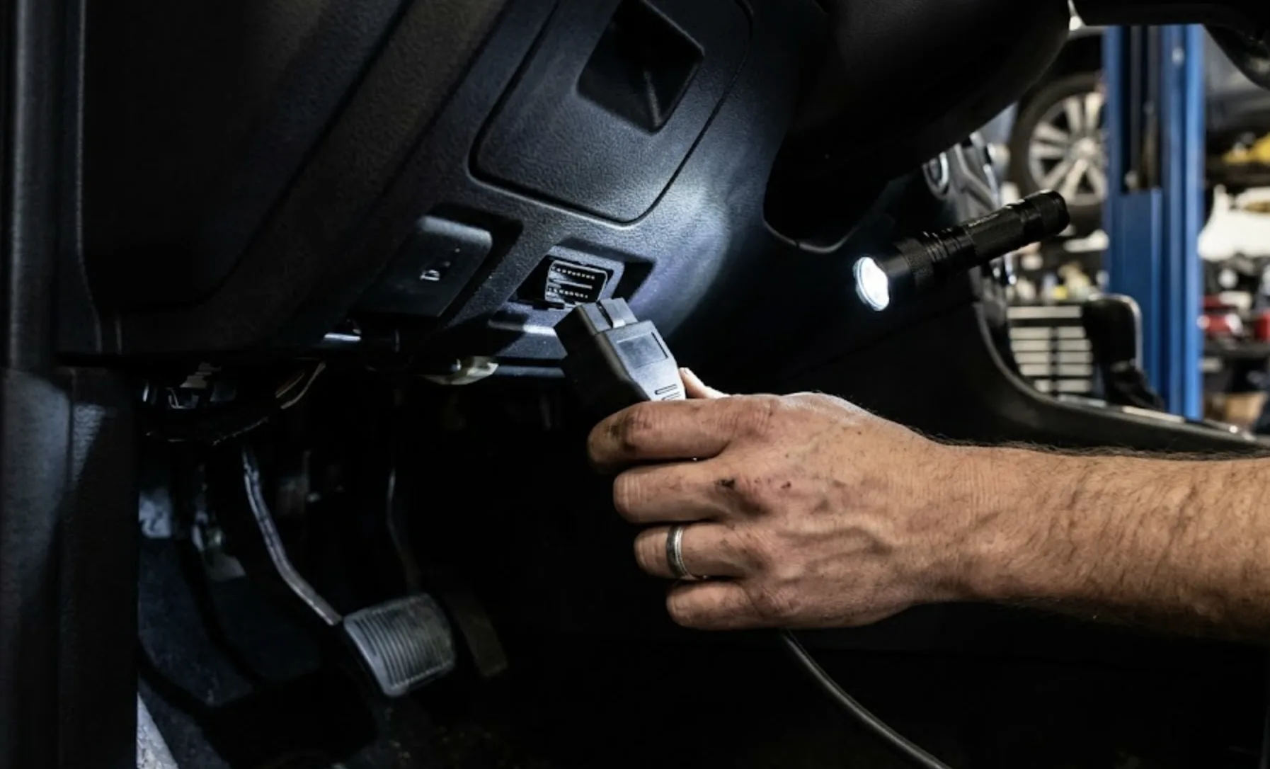 Branchement prise OBD2 pour diagnostic voyant moteur